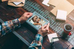 O que fazer para Casamento de colaborador: Porta-retrato para a primeira foto do casal