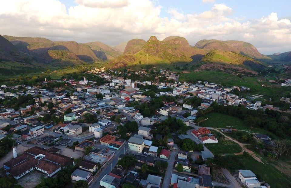 Cemitério Municipal de Água Doce do Norte - ES Floricultura Coroa de Flores
